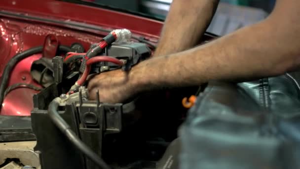 Primer plano reparador de fijación de motor de coche . — Vídeos de Stock