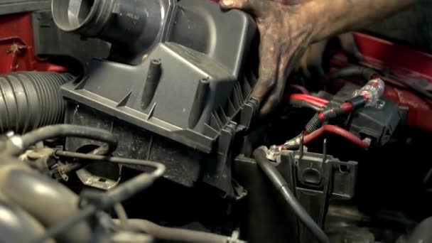 Μηχανικός εργαζόμενος εγκαθιστά αυτοκίνητο κινητήρα λεπτομέρεια. — Αρχείο Βίντεο