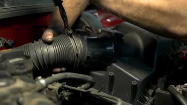 Primer plano trabajador instalación de coche motor manguera . — Vídeo de stock