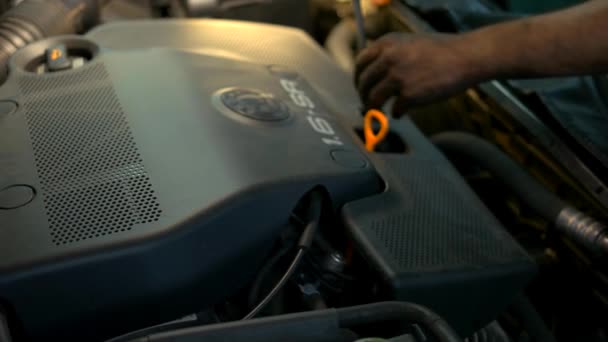 Close-up monteur bevestigen van de motor met vuile handen in de service shop. — Stockvideo