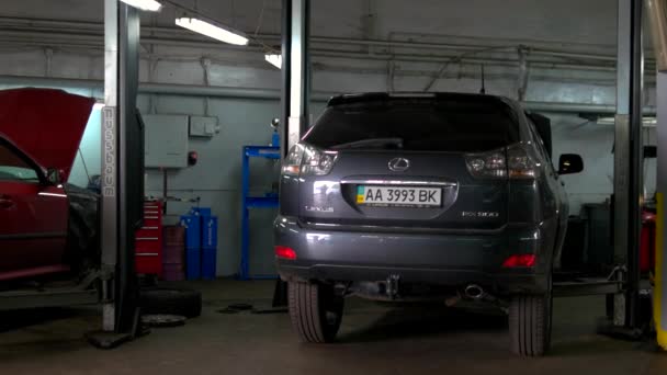 Deux voitures avec un capot ouvert dans le service de réparation automobile . — Video