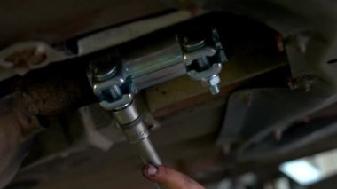 Araba tamircisi İngiliz anahtarı kullanarak fındıkları sıkıyor..