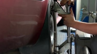 Mühendis, lastik dizilimini kontrol etmek için Camber Caster ölçümünü ayarlıyor..