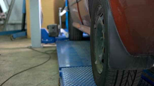 Engineer setting camber caster gauge for checking alignment of tire. — Stock Video