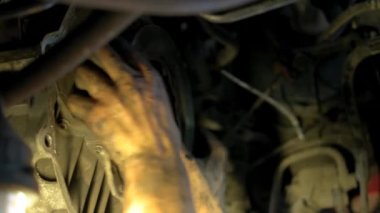 Otomobil debriyajını kaldıran tamirciyi kapat.