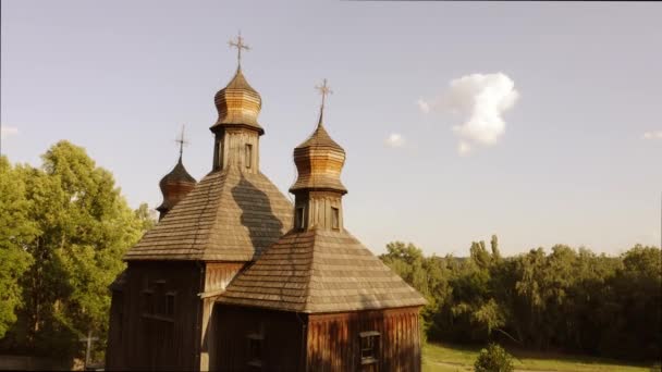 Parte superior de una antigua iglesia ortodoxa con cruces . — Vídeos de Stock