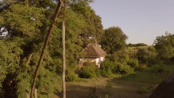 Vista aérea de la casa tradicional de la cabaña ucraniana . — Vídeo de stock