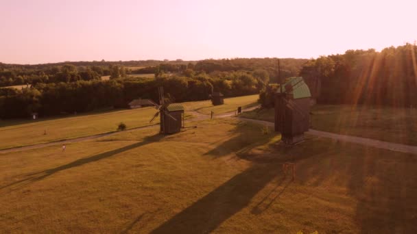 Landschaft eines Feldes mit Mühlen und strahlender Morgensonne. — Stockvideo