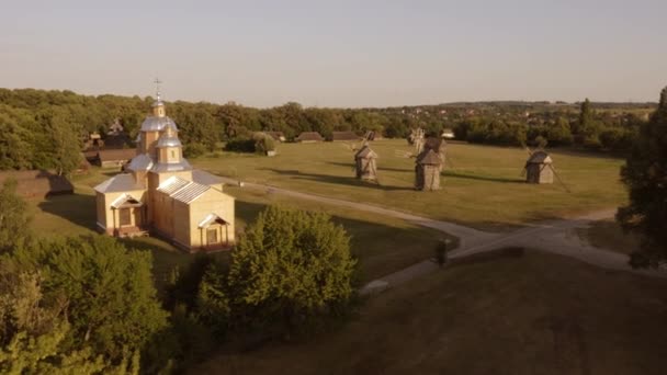 Повітряний вид на сільське поле з церквою і млинами.. — стокове відео