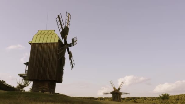 Immer noch statische Windmühlen auf dem Feld. — Stockvideo