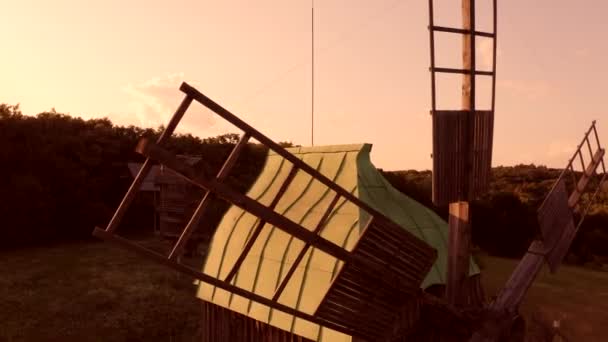 오래 된 목조 풍차를 폐쇄하는 모습. — 비디오