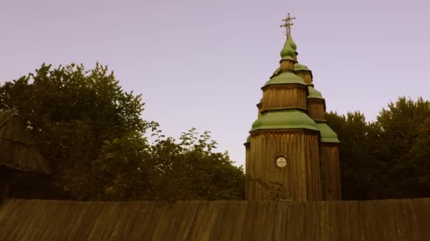 Alte orthodoxe Kirche auf dem Land. — Stockvideo