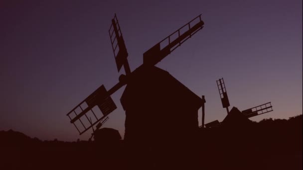 Molinos de viento inactivos fijos por la noche . — Vídeo de stock