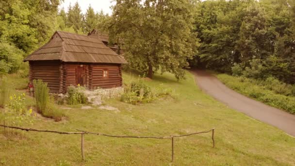 Стародавня дерев "яна хатина і стежка.. — стокове відео