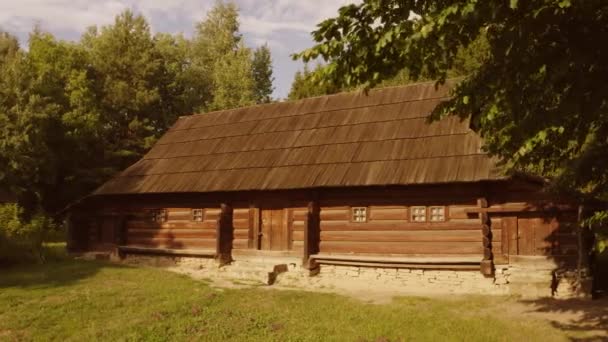 Деревянный домик в деревне . — стоковое видео