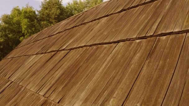 Toit de maison rustique en vieilles planches de bois . — Video