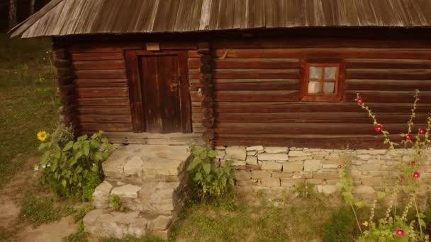 Старый домик из деревянных бревен . — стоковое видео