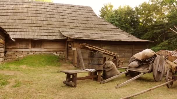 Bauernhof mit Karren und Säcken. — Stockvideo