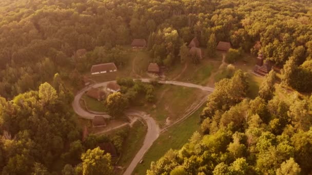 Pequeño pueblo medieval rústico entre el bosque . — Vídeo de stock