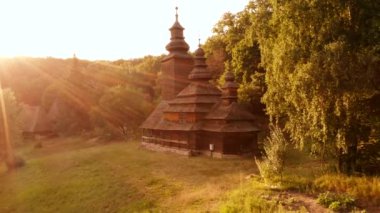 Karanlık ortaçağ kilisesi ve güneş ışığı.