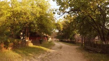 Eski bir köyde yürüyorum.