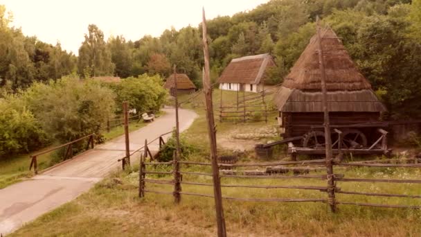 Stary wiejski krajobraz z małym drewnianym mostem i żywopłotami. — Wideo stockowe