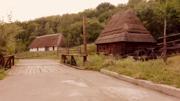 Spostarsi attraverso la vecchia strada del villaggio . — Video Stock