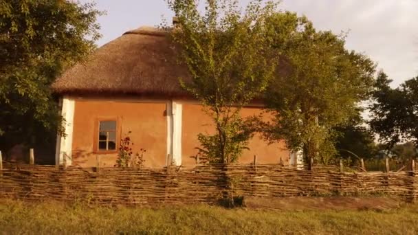 Cabana de barro com telhado de palha . — Vídeo de Stock