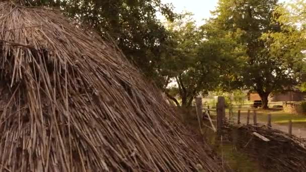 Sluiten stro hooi in oud dorp. — Stockvideo