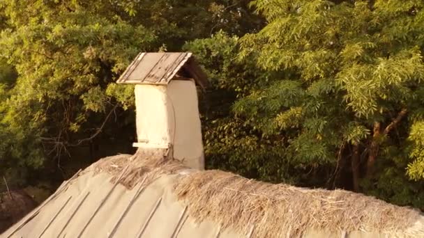 Cerca de la chimenea de una antigua casa de pueblo . — Vídeo de stock