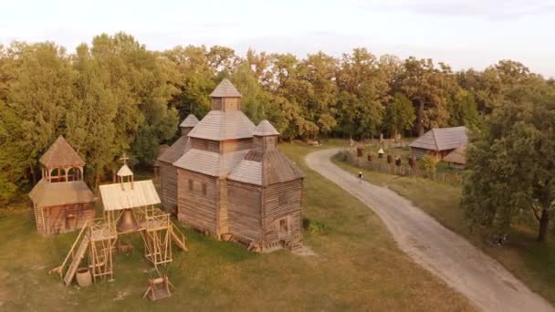 Vecchia chiesa del villaggio di legno, vista dall'alto . — Video Stock