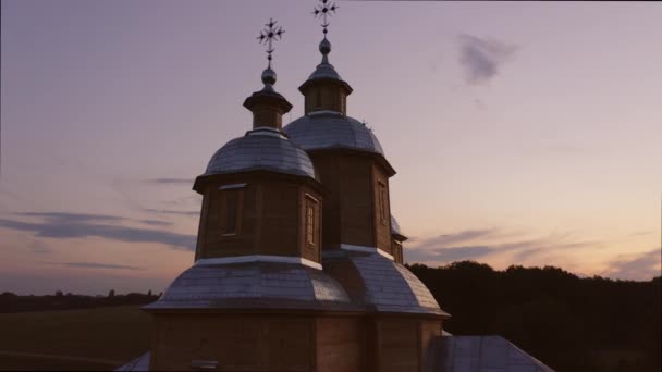 Increíble iglesia histórica ortodoxa y crepúsculo . — Vídeos de Stock