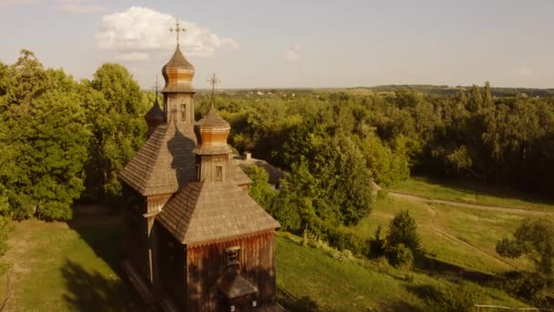 Traditionell ortodox träkyrka. — Stockvideo