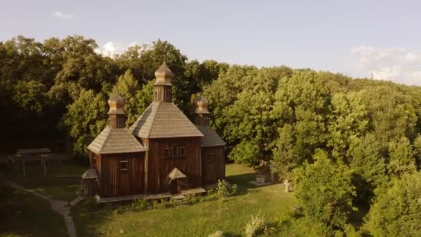 Traditionelle Holzkirche im Wald. — Stockvideo