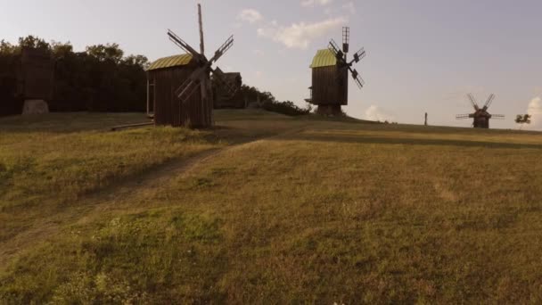 Moulins à bois au ralenti sur le terrain rural . — Video