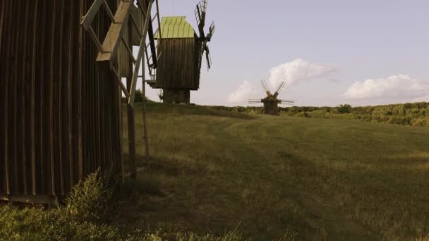 Paisaje de rústicos molinos de madera en el campo . — Vídeos de Stock