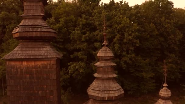 Темная старая колючая деревянная церковь . — стоковое видео