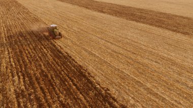 Sahada çalışan traktör, üst görünüm.