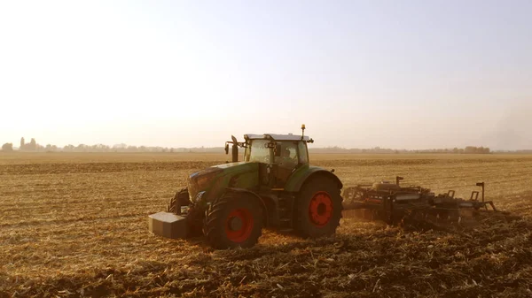 Traktor dolgozik a pályán egy napsütéses napon. — Stock Fotó