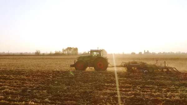 Tractor aan het werk op grote landbouwgrond. — Stockfoto