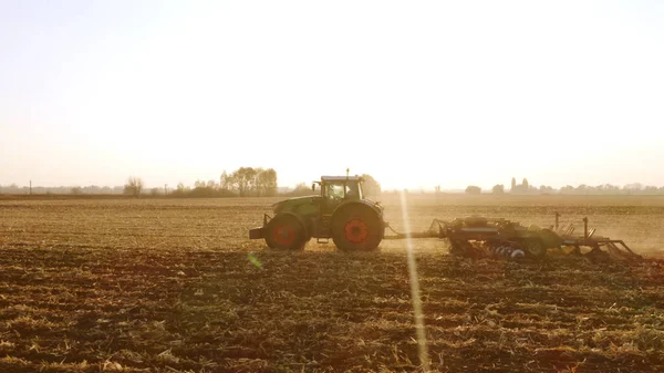 Trattore che lavora su un grande campo agricolo . — Foto Stock