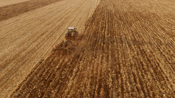 Vista superior del campo de arado del tractor después de la cosecha . —  Fotos de Stock