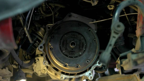 Mechanic is uninstalling a car clutch. — Stock Photo, Image