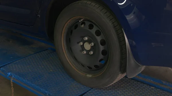 Rueda azul del coche de cerca . — Foto de Stock