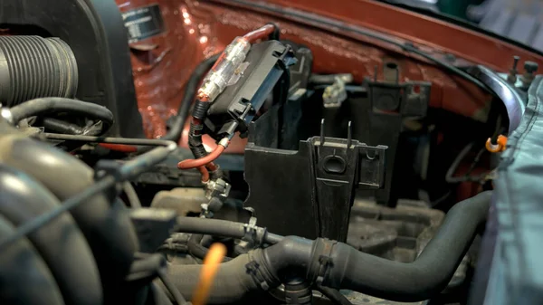 Profesyonel tamirci araba motorunu tamir ediyor.. — Stok fotoğraf