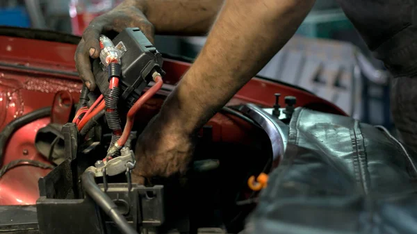 Mechanic screwing car engine mechanism. — Stock Photo, Image