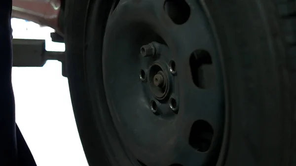 Close up man unscrewing car wheel. — Stock Photo, Image