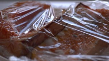 Plastik torbada küflü turuncu balkabağı.