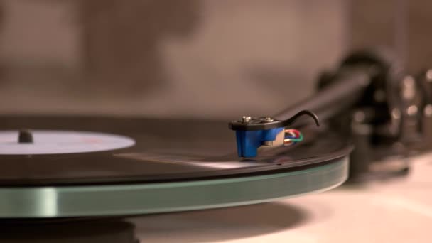 Vintage record player head and disc. — Stock video