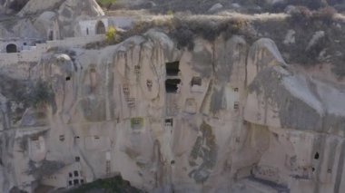Türkiye 'nin Kapadokya kentindeki antik mağara evleri ile doğal volkanik kayalar.
